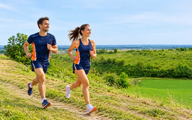 Running illustration for Unisław: adult runners in a destination setting; not the featured race edition or its course.